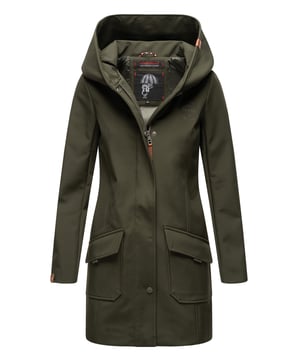 La chaqueta softshell Mayleen de Marikoo combina diseño moderno y funcionalidad. Confeccionada en tejido resistente al agua, protege del viento y la lluvia ligera. El cuello alto y la tapeta adicional con botones ofrecen mayor comodidad. Incluye bolsillos frontales con solapa, bolsillo interior con apertura para cables y detalles de logotipo discretos. Con corte entallado, bordado en la capucha y apliques de piel sintética, esta chaqueta es elegante y práctica – perfecta para el día a día.