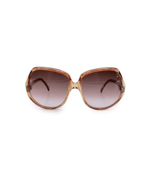 Empfohlener Verkaufspreis
Ein zeitloses Stück aus der goldenen Ära der Designerbrillen: Diese Vintage-Sonnenbrille von Yves Saint Laurent, Modell Delias (52/18), bietet dezente Eleganz mit einem deutlich französischen Touch. Der in Frankreich hergestellte Rahmen verfügt über ein warmes, klassisches hellbraun/beiges Acetat-Design, das mühelos zu einer Vielzahl von Looks passt – von Alltags-Chic bis hin zu gehobenem Vintage-Styling. Ausgestattet mit braunen Verlaufsgläsern, die 100 % UV-Schutz bieten, vereint diese Sonnenbrille mühelos Funktion und Mode. Die YSL-Logos auf den Bügeln verleihen ein charakteristisches Zeichen von Luxus und machen das Modell Delias zu einer raffinierten und vielseitigen Ergänzung jeder Brillensammlung. Perfekt für alle, die raffinierten Vintage-Stil mit einem Hauch von dezentem Glamour schätzen. Zustandsbewertung: A – AUSGEZEICHNET. Zustandsdetails: Wenig verwendet. Gläser und Rahmen in ausgezeichnetem Zustand. Bitte sehen Sie sich die Bilder sorgfältig an. Einige zeigen Pfeile, die auf offensichtliche Mängel hinweisen. Fragen Sie bitte nach, wenn Sie weitere Einzelheiten benötigen oder Fragen haben. Maximale Brillenbreite: 130 mm, Brillenbügel: 140 mm, maximale Brillenglasbreite: 52 mm, maximale Brillengläserbreite: 50 mm, Brillenstegbreite: 18 mm, Maße: Breite: 130 mm, Länge: 140 mm, Höhe: 50 mm, Bügellänge: 0 mm, Bügelabstand: 0 mm