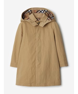 Introducing the Boys Hadley Trench Coat in Beige by Burberry Kids, an essential addition to any young gentleman's wardrobe for SS2025. This exquisitely crafted piece merges classic style with contemporary flair.

Classic Beige Hue: Timelessly stylish, perfect for any occasion.
Premium Craftsmanship: Impeccably tailored for durability & elegance.
Versatile Style: Ideal for layering over both casual & formal ensembles.

Elevate his style with the Boys Hadley Trench Coat. Order now for a touch of luxury!