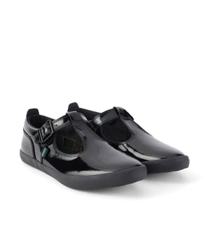 Made with Patent Leather  this style has a sporty plimsoll vibe that’s great for every day. Signature Kickers’ details like the branded tabs.They’re finished with comfy cushioned collars to protect little ankles and the full return hook and loop strap means you can easily adjust the fit.