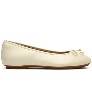 Los zapatos de bailarina FitFlop Delicato combinan elegancia sutil con un confort excepcional. Elaborados con cuero de primera calidad en un tono natural versátil, estos zapatos planos femeninos son perfectos tanto para el trabajo como para el fin de semana. La suela de goma, que brinda un soporte fiable, proporciona tracción mientras mantiene la ligereza del calzado. Con su diseño atemporal y construcción superior, el Delicato ofrece esa rara combinación de sofisticación y comodidad durante todo el día que las mujeres modernas exigen de su calzado.