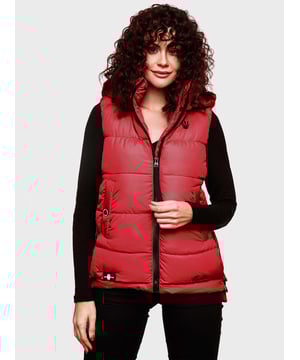 El chaleco acolchado Zarinaa de Marikoo combina estilo y funcionalidad. Con tejido suave, acolchado ligero y colores vivos, es ideal para primavera y otoño. Incluye capucha desmontable con cordón, cuello alto protector, cremalleras laterales largas para mayor libertad de movimiento y varios bolsillos interiores y exteriores. Con corte entallado, detalles de logotipo y dobladillo trasero más largo, es una prenda práctica y elegante para cualquier ocasión.