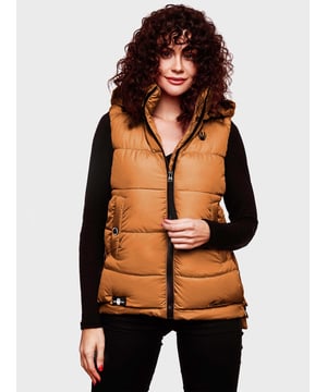 Die Zarinaa Steppweste von Marikoo überzeugt durch ihr modisches Design und strahlende Farben. Das weiche Obermaterial und die leichte Fütterung machen sie zum idealen Begleiter in Frühjahr und Herbst. Praktische Details wie eine abnehmbare Kapuze mit Kordelzug, lange Seitenschlitze mit Reißverschluss für Bewegungsfreiheit sowie mehrere Taschen – innen und außen – bieten Funktionalität. Mit hochstehendem Kragen, leicht tailliertem Schnitt und edlen Logo-Details ist diese Weste ein stilvoller Allrounder für jede Gelegenheit.