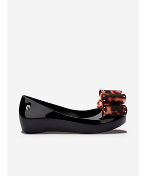 Introducing the mini melissa Girls Ultragirl Classic Bow Ballerinas in chic black, perfect for infusing elegance into your girl's SS2025 wardrobe. Revel in the charm and sophistication of these exquisite shoes:

Iconic Bow Detail: Graceful bow adorns the toe, adding a touch of timeless appeal.

Luxurious Comfort: Crafted with superior materials for ultimate comfort and durability.

Versatile Style: Perfect for casual outings or special occasions.

Transform her look with these essential, stylish ballerinas by mini melissa.