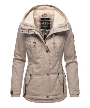Diese Damen Winterjacke von Marikoo überzeugt mit Wärme, Komfort und edlen Details. Innen ist der obere Bereich sowie die Kapuze komplett mit kuscheligem Teddyfell gefüttert – ideal für kalte Wintertage. Das hochwertige Baumwoll-Obermaterial, die leicht taillierte Passform und die längere Rückenpartie bieten optimalen Schutz und angenehmen Tragekomfort. Zwei Reißverschlusstaschen mit Fleecefutter, eine praktische Innentasche und eine Knopfleiste mit Windschutz runden das Design ab. Perfekte Länge, die Becken und Po zuverlässig bedeckt.
Material: Oberstoff 100% Baumwolle; Futter/Wattierung 100% Polyester.