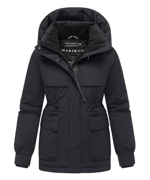 De Marikoo Shigaraa winterjas combineert een urban streetwear look met functionele warmte – ideaal voor dagelijks gebruik en vrije tijd. Het waterafstotende buitenmateriaal beschermt tegen kou, terwijl de gewatteerde binnenkant warmte biedt. Voorzien van een afneembare capuchon, fleecegevoerde kraag en verstelbare trekkoorden in taille en zoom voor een flatterende pasvorm. Meerdere zakken met magneetsluiting en ritsvakken zorgen voor praktische opbergruimte. Subtiele logo-details maken de look compleet. Verkrijgbaar in 6 kleuren en maten S–3XL. Furfree.