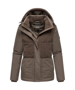 Die Marikoo Winterjacke Sheeta vereint modernes Design mit funktionalem Komfort – perfekt für kalte Tage. Der obere Bereich ist mit weichem Teddyfleece ausgestattet, während das wattierte Unterteil zuverlässig wärmt. Eine fest integrierte Kapuze mit Kordelzug, hochschließender Kragen mit Teddyfutter sowie verdeckte Druckknöpfe sorgen für zusätzlichen Schutz. Zwei warme Außentaschen und zwei Innentaschen mit Reißverschluss bieten viel Stauraum. Strickbündchen an den Ärmeln und dezente Marken-Details runden den Look ab. Erhältlich in 6 Farben und Größen XS–3XL. Furfree.
Material: Oberstoff/Futter/Wattierung 100% Polyester.