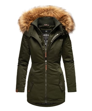 Die Sanakoo Winterjacke von Marikoo ist ein vielseitiges Must-Have für kalte Tage. Das winddichte und wasserabweisende Obermaterial sowie die warme Fütterung sorgen für besten Schutz. Ein großer, abnehmbarer Kunstfellkragen und ein erhöhter, gefütterter Kragen halten den Hals- und Nackenbereich kuschelig warm. Innen ist die obere Hälfte mit Teddyfell ausgestattet, während das Steppdesign im unteren Bereich optische Akzente setzt. Praktische Taschen – teils fleecegefüttert – sowie Innentaschen mit Kabelöffnung bieten Stauraum. Mit tailliertem Schnitt, Logo-Details und hochwertiger Verarbeitung verbindet diese Jacke Funktionalität und Eleganz.