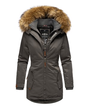 Die Sanakoo Winterjacke von Marikoo ist ein vielseitiges Must-Have für kalte Tage. Das winddichte und wasserabweisende Obermaterial sowie die warme Fütterung sorgen für besten Schutz. Ein großer, abnehmbarer Kunstfellkragen und ein erhöhter, gefütterter Kragen halten den Hals- und Nackenbereich kuschelig warm. Innen ist die obere Hälfte mit Teddyfell ausgestattet, während das Steppdesign im unteren Bereich optische Akzente setzt. Praktische Taschen – teils fleecegefüttert – sowie Innentaschen mit Kabelöffnung bieten Stauraum. Mit tailliertem Schnitt, Logo-Details und hochwertiger Verarbeitung verbindet diese Jacke Funktionalität und Eleganz.