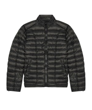 100% Polyester. Design: Logo, gesteppt. Ärmeltype: Langarm. Ausschnitt: Stehkragen. Bündchen: Reißverschluss. Taschen: 2 Fronttaschen. Verschluss: Voller Reißverschluss. S: 87,5 cm. M: 92,5 cm. L: 102,5 cm. XL: 107,5 cm. XXL: 112,5 cm.