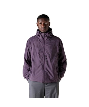 100% Nylon. Design: Unifarben. Gewebetechnik: Ultra-Leichtgewicht, winddicht. Mit Kapuze, Stehkragen. Langärmlig. Durchgehender Reißverschluss, Klettverschluss. S: 96,52 cm. M: 104 cm. L: 112 cm. XL: 119,38 cm. XXL: 127 cm.