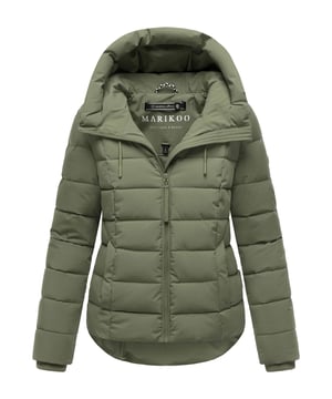 Die Marikoo Tayenaa Steppjacke vereint urbanes Design mit funktionaler Wärme – perfekt für den Winter. Das windabweisende Obermaterial, die urbane Steppoptik und der hochschließende Kragen schützen zuverlässig vor Kälte. Eine gefütterte Kapuze mit stylischem Kordelzug sorgt für Komfort, während warme Reißverschlusstaschen außen und zwei Innentaschen mit Reißverschluss Stauraum bieten. Strickbündchen an den Ärmeln halten die Wärme am Körper. Dezente Logo-Details runden den Look ab. Erhältlich in 11 Farben und Größen XS–XXL. Furfree.
Material: Oberstoff/Futter/Wattierung 100% Polyester.