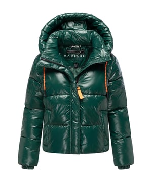 Die Marikoo Skyraa Winter Steppjacke bringt urbanen Glanz in kalte Tage. Das leicht glänzende Obermaterial und die moderne Steppung sorgen für einen sportlich-eleganten Look, perfekt für Alltag und Reisen. Eine abnehmbare Kapuze mit langen Kordelzügen, hochschließender Kragen und warm gefütterte Fleece-Taschen bieten Schutz und Komfort. Innenliegender Gummizug im Saum sowie elastische Armabschlüsse sorgen für optimale Passform. Praktische Reißverschluss-Innentaschen ergänzen die funktionale Ausstattung. Erhältlich in 7 Farben und Größen XS–XXL. Furfree.