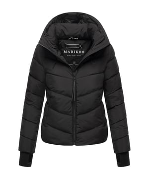 Die Marikoo Yukanii XVI Damen-Steppjacke überzeugt mit sportlich-elegantem Design, hochwertiger Verarbeitung und funktionaler Ausstattung – ideal für Herbst und Winter. Die klare Steppung und der figurbetonte Schnitt verleihen ihr einen modernen, zeitlosen Look. Eine gefütterte Kapuze mit Kordelzug und ein hochschließender Kragen sorgen für zuverlässigen Schutz vor Wind und Kälte. Zwei seitliche Reißverschlusstaschen sowie zwei Innentaschen bieten praktischen Stauraum. Angenehm weiches Material, elastische Ärmelabschlüsse mit Daumenloch und dezente Logo-Details machen diese Jacke zum vielseitigen Begleiter im Alltag, auf Reisen oder in der Freizeit. Erhältlich in 9 Farben und Größen XS–XXL.