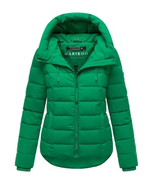 Die Marikoo Tayenaa Steppjacke vereint urbanes Design mit funktionaler Wärme – perfekt für den Winter. Das windabweisende Obermaterial, die urbane Steppoptik und der hochschließende Kragen schützen zuverlässig vor Kälte. Eine gefütterte Kapuze mit stylischem Kordelzug sorgt für Komfort, während warme Reißverschlusstaschen außen und zwei Innentaschen mit Reißverschluss Stauraum bieten. Strickbündchen an den Ärmeln halten die Wärme am Körper. Dezente Logo-Details runden den Look ab. Erhältlich in 11 Farben und Größen XS–XXL. Furfree.
Material: Oberstoff/Futter/Wattierung 100% Polyester.