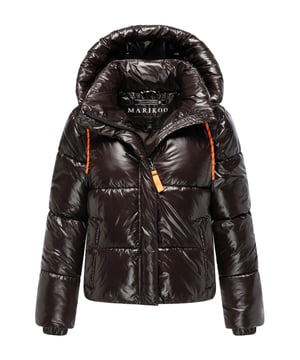 Die Marikoo Skyraa Winter Steppjacke bringt urbanen Glanz in kalte Tage. Das leicht glänzende Obermaterial und die moderne Steppung sorgen für einen sportlich-eleganten Look, perfekt für Alltag und Reisen. Eine abnehmbare Kapuze mit langen Kordelzügen, hochschließender Kragen und warm gefütterte Fleece-Taschen bieten Schutz und Komfort. Innenliegender Gummizug im Saum sowie elastische Armabschlüsse sorgen für optimale Passform. Praktische Reißverschluss-Innentaschen ergänzen die funktionale Ausstattung. Erhältlich in 7 Farben und Größen XS–XXL. Furfree.
