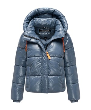 Die Marikoo Skyraa Winter Steppjacke bringt urbanen Glanz in kalte Tage. Das leicht glänzende Obermaterial und die moderne Steppung sorgen für einen sportlich-eleganten Look, perfekt für Alltag und Reisen. Eine abnehmbare Kapuze mit langen Kordelzügen, hochschließender Kragen und warm gefütterte Fleece-Taschen bieten Schutz und Komfort. Innenliegender Gummizug im Saum sowie elastische Armabschlüsse sorgen für optimale Passform. Praktische Reißverschluss-Innentaschen ergänzen die funktionale Ausstattung. Erhältlich in 7 Farben und Größen XS–XXL. Furfree.