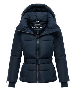 La chaqueta acolchada Aleyna de Marikoo combina diseño femenino, estilo moderno y funcionalidad. El cinturón ajustable en la cintura realza la silueta, mientras que el acolchado llamativo aporta un aire urbano. La capucha integrada con cordón, el cuello alto, los puños de canalé y las cremalleras en las mangas ofrecen protección fiable en los días fríos. Incluye dos bolsillos laterales forrados con cierre magnético y dos bolsillos interiores con cremallera. Disponible en 7 colores y tallas de la XS a la XXL.