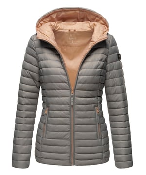 Die Asraa Steppjacke von Marikoo ist ein beliebter Bestseller aus der aktuellen Kollektion. Weiches Obermaterial, eine leichte Fütterung und das modische Steppdesign machen sie zum idealen Begleiter für Frühjahr und Herbst. Die nicht abnehmbare Kapuze, praktische Reißverschlusstaschen und das kontrastfarbene Innenfutter setzen zusätzliche Akzente. Mit tailliertem Schnitt, dezenten Logo-Patches und hochwertiger Verarbeitung bietet die Jacke optimalen Tragekomfort und einen stilvollen Look. In vielen modernen Farben erhältlich.