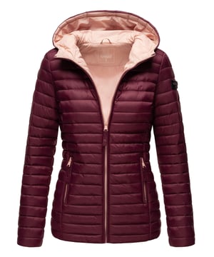 Die Asraa Steppjacke von Marikoo ist ein beliebter Bestseller aus der aktuellen Kollektion. Weiches Obermaterial, eine leichte Fütterung und das modische Steppdesign machen sie zum idealen Begleiter für Frühjahr und Herbst. Die nicht abnehmbare Kapuze, praktische Reißverschlusstaschen und das kontrastfarbene Innenfutter setzen zusätzliche Akzente. Mit tailliertem Schnitt, dezenten Logo-Patches und hochwertiger Verarbeitung bietet die Jacke optimalen Tragekomfort und einen stilvollen Look. In vielen modernen Farben erhältlich.