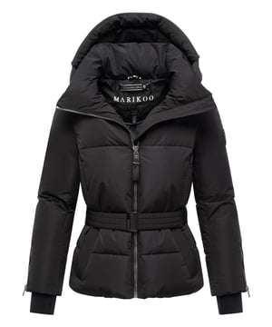Die Marikoo Steppjacke Aleyna kombiniert feminines Design, moderne Optik und funktionale Details. Der verstellbare Taillengürtel unterstreicht die Silhouette, während die auffällige Steppoptik urbanen Charme verleiht. Eine integrierte Kapuze mit Kordelzug, hochschließender Kragen sowie Ärmel mit Rippbündchen und Reißverschluss bieten zuverlässigen Schutz an kalten Tagen. Zwei warme Eingrifftaschen mit Magnetverschluss und Innentaschen mit Reißverschluss runden das Modell ab. Erhältlich in 7 Farben und Größen XS–XXL.