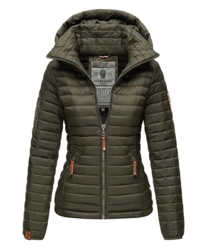 Die Löwenbaby Steppjacke von Marikoo überzeugt durch modernes Design und hohen Tragekomfort. Das weiche Obermaterial, die horizontale Steppung und die leichte Wattierung machen sie zum idealen Begleiter für Frühjahr und Herbst. Praktische Features wie eine abnehmbare Kapuze, hochschließender Stehkragen, zwei Reißverschlusstaschen und eine Innentasche mit Kabelöffnung sorgen für Funktionalität. Mit tailliertem Schnitt, elastischen Bündchen und stylischen Kunstlederzippern kombiniert die Jacke Komfort und Stil – perfekt für Alltag und Freizeit.