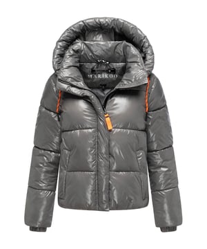 Die Marikoo Skyraa Winter Steppjacke bringt urbanen Glanz in kalte Tage. Das leicht glänzende Obermaterial und die moderne Steppung sorgen für einen sportlich-eleganten Look, perfekt für Alltag und Reisen. Eine abnehmbare Kapuze mit langen Kordelzügen, hochschließender Kragen und warm gefütterte Fleece-Taschen bieten Schutz und Komfort. Innenliegender Gummizug im Saum sowie elastische Armabschlüsse sorgen für optimale Passform. Praktische Reißverschluss-Innentaschen ergänzen die funktionale Ausstattung. Erhältlich in 7 Farben und Größen XS–XXL. Furfree.
