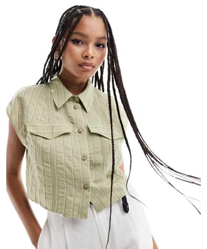 Tops by ASOS DESIGN May cause compliments Spread collar Button placket Chest pockets Short sleeves Regular fitSold By: Asos