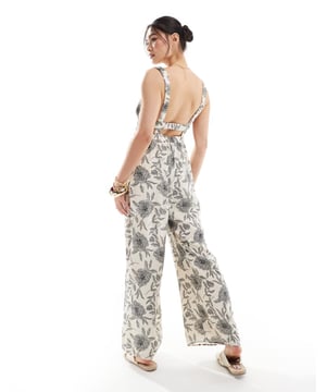 Jumpsuits & Playsuits by Abercrombie & Fitch Co-ordinating made easy Floral design Plunge neck Sleeveless style Wide leg Regular fitSold By: Asos