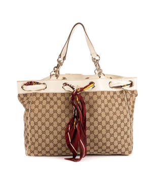 Gucci Bolsos Large Positano Tote  Bolso de hombro en Beige/Marfil Lienzo y Oro hardware. El producto esta en Excelentes Condiciones (A).
  Dimensiones: 0x0x0 cm 
  Accesorios incluidos: Dustbag
  
  BrandCo Paris encuentra artículos raros y en las mejores condiciones a precios increíbles. ¡Vale la pena tener paciencia! Compra con confianza: todos los artículos de BrandCo Paris son seleccionados y autenticados cuidadosamente por nuestro equipo de expertos.
  Todos los artículos vienen con un certificado de autenticidad y un embalaje entregado por BrandCo Paris.
  Tabla de clasificación de la condición del artículo
  N (como nuevo)
  AA (perfecto estado)
  A (excelente estado)
  AB (muy buen estado)
  B (bueno/regular)
