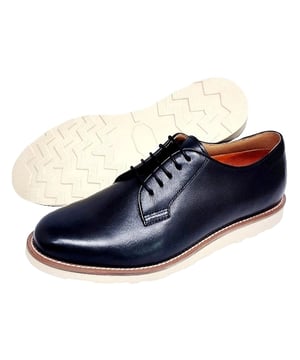 Modern and eye-catching, the LB Comfort “ Newton” leather Derby shoes are designed for those who want to stand out with elegance. Crafted from 100% genuine leather, they feature a sleek finish with a classic lace-up design. The lightweight sole provides excellent flexibility, while the cushioned insole ensures all-day comfort, making them perfect for both smart-casual and semi-formal occasions.