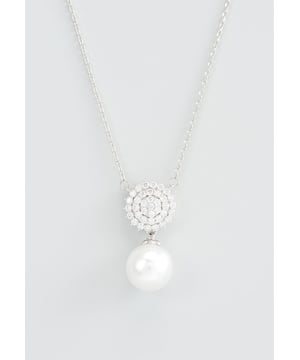 Ketting van 40+5 cm van gerhodineerd metaal met hanger met witte parel en witte kristallen. Gepersonaliseerd label met logo.