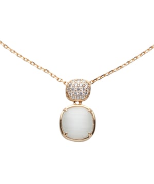 40+5 cm lange, geelgouden metalen ketting met witte cat-eye steen en witte kristallen. Gepersonaliseerd label met logo.