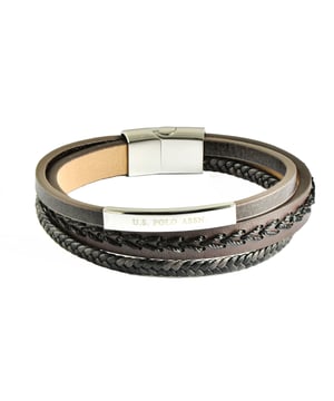 21,5 cm lange, meerlaagse armband van echt leer met donkerbruine en zwarte draden en vlechten. Sluiting van roestvrij staal. Gesp gepersonaliseerd met logo.