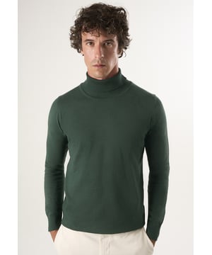 Felix Hardy vereint Eleganz und Komfort mit diesem Rollkragenpullover für Herren. Er ist aus 100% Baumwolle gefertigt und bietet mit seinem weichen und strapazierfähigen Material ein natürliches und angenehmes Tragegefühl. Der Pullover verfügt über einen klassischen Rollkragen, der für einen zeitlosen und vielseitigen Look sorgt, der sich für verschiedene Anlässe eignet. Dank seiner flexiblen Struktur und der bequemen Passform ist der Pullover den ganzen Tag über bequem. Er lässt sich mühelos mit Jeans, Hosen oder Chinos kombinieren und ist somit ideal für den täglichen Gebrauch. Er ist in verschiedenen Farben erhältlich, um den individuellen Stilvorlieben gerecht zu werden, und lässt sich problemlos im Frühling, Herbst und an kühleren Sommertagen tragen. Styling-Tipps: Tragen Sie ihn leger mit Jeans und Stiefeln für ein schickes Ensemble oder werten Sie ihn mit einer maßgeschneiderten Hose und eleganten Schuhen für einen raffinierten Auftritt auf. Bei kälterem Wetter können Sie es mit einer Jacke oder einem Mantel überziehen, um zusätzliche Wärme und Stil zu erhalten. Zu den Pflegehinweisen gehören Hand- oder Maschinenwäsche in kaltem Wasser, Bügeln bei geringer Hitze und Verzicht auf Bleichmittel oder chemische Reinigung. Der mit viel Liebe zum Detail und aus hochwertigen Materialien gefertigte Herren-Rollkragenpullover von Felix Hardy bietet sowohl Eleganz als auch Komfort und wird so zu einem vielseitigen Bestandteil Ihrer Garderobe für die ganze Saison.