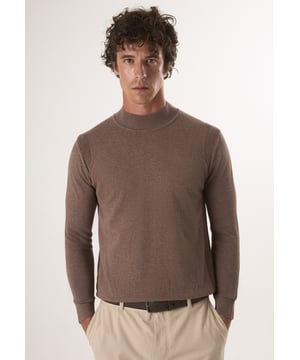 Peppen Sie Ihre Alltagsgarderobe auf mit dem Felix Hardy Basic Half Turtleneck Sweater für Herren - die perfekte Mischung aus Minimalismus und modernem Stil. Der Pullover ist aus weichem, atmungsaktivem Strickstoff gefertigt und zeichnet sich durch ein klares, unifarbenes Design und einen bequemen halben Rollkragen aus, der für eine schlanke Silhouette und zusätzliche Wärme sorgt. Er ist ein zeitloses Essential, das sich nahtlos von Casual- zu Smart-Casual-Looks kombinieren lässt - ideal zum Überziehen oder als Einzelstück. Kombinieren Sie ihn mit Jeans, Chinos oder unter einem Blazer für mühelose Vielseitigkeit die ganze Saison hindurch.