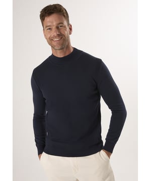 Peppen Sie Ihre Alltagsgarderobe auf mit dem Felix Hardy Basic Half Turtleneck Sweater für Herren - die perfekte Mischung aus Minimalismus und modernem Stil. Der Pullover ist aus weichem, atmungsaktivem Strickstoff gefertigt und zeichnet sich durch ein klares, unifarbenes Design und einen bequemen halben Rollkragen aus, der für eine schlanke Silhouette und zusätzliche Wärme sorgt. Er ist ein zeitloses Essential, das sich nahtlos von Casual- zu Smart-Casual-Looks kombinieren lässt - ideal zum Überziehen oder als Einzelstück. Kombinieren Sie ihn mit Jeans, Chinos oder unter einem Blazer für mühelose Vielseitigkeit die ganze Saison hindurch.