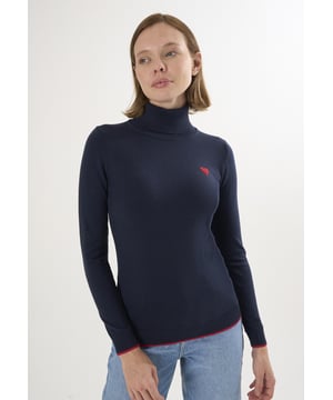 Wir präsentieren den Felix Hardy Damen-Pullover mit feinem Zopfmuster und Rollkragen! Dieser Pullover verkörpert die für Felix Hardy typische Mischung aus Eleganz und Stil und ist aus 100 % Baumwolle gefertigt, um maximalen Komfort und höchste Qualität zu gewährleisten. Seine weiche Textur und strapazierfähige Verarbeitung sorgen für Wärme an kalten Wintertagen und machen ihn zu einem vielseitigen Must-have für Ihre Garderobe. Der Pullover wurde nach den neuesten Trends entworfen und verfügt über ein elegantes, feines Zopfmuster, das ihm einen modernen und schicken Touch verleiht. Der Rollkragen sorgt für einen kuscheligen und raffinierten Look, der durch lange Ärmel für zusätzliche Abdeckung und Komfort ergänzt wird. Der Pullover eignet sich perfekt für den Alltag und lässt sich mühelos mit Jeans, Röcken oder Hosen kombinieren. Für einen lässigen und dennoch raffinierten Look kombinieren Sie den Pullover mit Skinny-Jeans und Stiefeln. Mit einem Bleistiftrock und High Heels verwandeln Sie den Look nahtlos in einen eleganten Abendlook. In den kälteren Monaten können Sie den Pullover mit einem passenden Schal ergänzen, der sowohl für Wärme als auch für Stil sorgt. Die Pflege dieses Pullovers ist einfach: Handwäsche oder Maschinenwäsche in kaltem Wasser werden empfohlen. Bei Bedarf bei niedriger Temperatur bügeln und Bleichmittel und chemische Reinigung vermeiden, um die Qualität zu erhalten. Der Feinstrick-Rollkragenpullover für Damen von Felix Hardy zeichnet sich durch hochwertige Materialien und sorgfältige Verarbeitung aus und wird in dieser Wintersaison zu einem unverzichtbaren Bestandteil Ihrer Garderobe. Bleiben Sie die ganze Saison über warm und stilvoll!