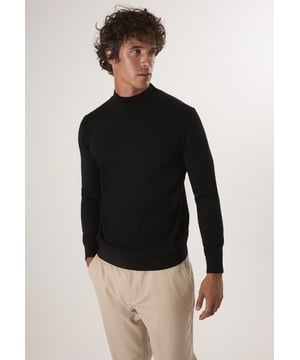 Peppen Sie Ihre Alltagsgarderobe auf mit dem Felix Hardy Basic Half Turtleneck Sweater für Herren - die perfekte Mischung aus Minimalismus und modernem Stil. Der Pullover ist aus weichem, atmungsaktivem Strickstoff gefertigt und zeichnet sich durch ein klares, unifarbenes Design und einen bequemen halben Rollkragen aus, der für eine schlanke Silhouette und zusätzliche Wärme sorgt. Er ist ein zeitloses Essential, das sich nahtlos von Casual- zu Smart-Casual-Looks kombinieren lässt - ideal zum Überziehen oder als Einzelstück. Kombinieren Sie ihn mit Jeans, Chinos oder unter einem Blazer für mühelose Vielseitigkeit die ganze Saison hindurch.