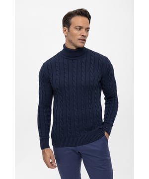 Der Felix Hardy Cable Knit Turtleneck Pullover für Herren bietet eine raffinierte Mischung aus klassischem Design und modernem Komfort. Mit seiner kultigen Zopfstrickstruktur und dem hohen Rollkragen bietet dieses Stück sowohl Wärme als auch einen ausgefeilten Look. Die gerippten Abschlüsse an den Ärmeln und am Saum sorgen für eine bequeme, strukturierte Passform, während die schlichte Silhouette sowohl für legere als auch für raffinierte Anlässe geeignet ist. Dieser zeitlose Pullover ist ein unverzichtbarer Bestandteil der Garderobe und bringt mühelose Eleganz in die kalten Jahreszeiten.
