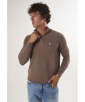 Mit dem Felix Hardy Half-Zip Knit Sweater für Herren schaffen Sie die perfekte Balance zwischen Komfort und Stil. Der moderne halbe Reißverschluss und die klare, minimalistische Silhouette machen dieses vielseitige Kleidungsstück zu einem idealen Lagen- oder Einzelträger. Der weiche Strickstoff wärmt, ohne die Atmungsaktivität zu beeinträchtigen, und macht ihn zur ersten Wahl für kühlere Tage. Ob mit Denim für einen entspannten Look oder mit einer maßgeschneiderten Hose für ein raffiniertes Outfit, dieser Pullover passt sich mühelos an Ihren Alltagsstil an.