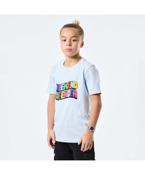 Jongens Weekend Offender Junior Hallelujah Graphic T-Shirt.- Gedurfde typografische print met een knipoog naar het Happy Mondays 'Pills N Thrills' artwork.- Grote borstprint.- Comfort rib hals.- Korte mouwen.- Regular fit. Materiaal: 100% katoen. Ref: KIDSPT1A03.