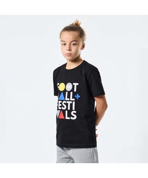 Jongens Weekend Overtreder Junior Bedrukt Voetbal Festival T-shirt. Grafisch T-shirt met twee Britse instellingen. Beide belichamen de diverse culturele tapijten van de natie en trekken fervente mensenmassa's met hun verschillende passies en ritmes.- Ronde hals.- Korte mouwen.- Grote borstprint.- Normale pasvorm. Materiaal: 100% katoen. Ref: KIDSPT1A25B.