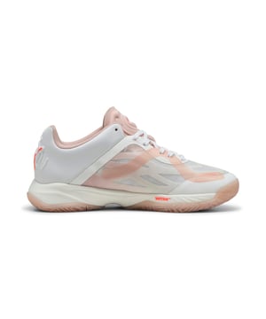 Dames Puma Accelerate NITRO™ SQD Trainers in Puma wit - gloeiend rood - rozenkwarts - alpinesneeuwSnelheid op het veld is koning. De Accelerate Nitro SQD W tilt je prestaties naar een hoger niveau en is ontworpen voor de snelle on court spelers in Handbal Floorball Volleybal en Netbal. MADE FOR HER: Deze handbalschoen is speciaal gemaakt voor vrouwenvoeten met een gemodelleerde voetboog, lager volume en wreefhoogte en een dunnere hiel voor een high-performance pasvorm die vrouwen op de eerste plaats zet- Extra synthetische kooi ontworpen voor optimale stabiliteit en snelle veranderingen van richting- Vetersluiting- OrthoLite® X35 HYBRID sockliner biedt rebound en demping voor high-impact sporten- 3D voorgevormde hiel biedt superieure hielvergrendeling voor extreme acceleratie- REBOUND: PWRPLATE technologie verbetert kracht en stabiliteit voor explosieve starts- POWER: Dual-compound NITRO™ combineert demping en reactievermogen van de voorvoet met gerichte laterale stabiliteit voor multidirectionele bewegingen- AGILITY: PUMAGRIP technologie levert superieure tractie voor snelle richtingsveranderingen- PUMA branding details- Het bovenwerk van de schoenen is gemaakt van ten minste 30% gerecycled materiaal- Bovenwerk van synthetisch en textiel Voering van textiel Synthetische zool#- Ref: 108297-01