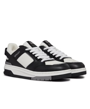 De constructie met verschillende lederen panelen en de gestroomlijnde monochrome TPU hielclip voegen visuele flair toe. Deze sportschoenen zijn ontworpen om je stijl te verheffen en zijn de perfecte aanvulling op je streetwearcollectie.Samenstelling: Buitenkant: 100% leer. Voering: 100% leer. Zool: 100% rubber.