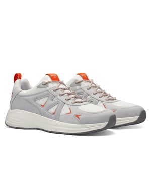 Heren Mallet Angel Trainers. Maak kennis met de Mallet Angel Runner - de perfecte aanvulling op je hardloopkleding. Deze lichtgewicht maar duurzame mallet biedt optimale demping en ondersteuning, zodat je langer en sneller kunt hardlopen met minder belasting voor je voeten. Val op de baan op met een zelfverzekerd en energiek gevoel.- Vetersluiting.- Lage bovenkant.- Ronde gesloten teen.- Bovenwerk met vleugelstructuur.- Grosgrain webbing.- Trekkoord.- Panelled design.- Foil branded hiel.- Islington kaart op buitenzool loopvlak. Materiaal: Leer en Mesh Bovenstuk, Rubberen Zool. Ref: TE3333OFWRED.