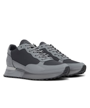 Heren Mallet Popham Sportschoenen. De perfecte sportschoenen om je luxe streetwear styling compleet te maken. Het ontwerp zorgt voor een subtiele, maar ademende stijl die is voorzien van een 'M' monogram hielpaneel met de kenmerkende Mallet hielclip.- Vetersluiting met platte gebreide veters.- Handtekening Mallet hielclip.- 'M' monogram hielpaneel.- Dikke profiel, Mallet merk onderzool. Materiaal: Mesh en synthetisch bovenwerk, rubberen zool. Ref: TE2050PTNTPG.