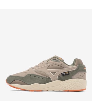 Heren Mizuno Sportstyle Mizuno Contender Cordura Trainers. De Contender is een archiefsilhouet dat oorspronkelijk werd uitgebracht in 1995, met ontwerpideeën van Mizuno's oprichter, Rhiachi Mizuno. Dit was een lichtgewicht stijl die werd gekenmerkt door stabiliteit en ondersteuning, gemaakt voor beginnende hardlopers die op zoek waren naar een schoen met goede demping die geschikt was voor zowel on- als off-road hardlopen. In deze nieuwe versie combineerde de originele Contender Cordura stof met suède verstevigingen voor een duurzamere constructie met behoud van maximaal comfort. De tussenzool bestaat uit EVA-schuim met één dichtheid en Mizuno's Transpower-technologie in de hiel, een zeer responsief schuiminzetstuk dat ook schokdemping en extra demping biedt. Voor de buitenzool is een nieuw massief rubber uit één stuk gebruikt met voorvoetflexgroeven voor een soepelere overgang van hiel naar teen. De klassieke look van 90 en de gebalanceerde manier waarop Cordura mesh en suède worden afgewisseld creëren een unieke mix tussen een casual gevoel en de sportieve oorsprong van dit silhouet. Materiaal: Bovenwerk van mesh en suède, rubberen zool. Ref: D1GA251001.