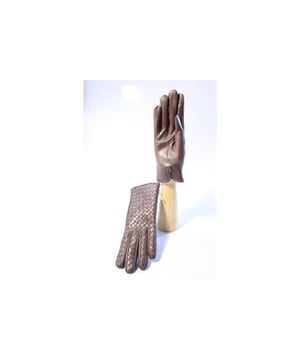 Liefde op het eerste gezicht kan echt bestaan! Wij hebben het ervaren toen we dit prachtige item uit de nieuwste collectie van Forino 1899 voor het eerst zagen. Make your day, everyday!
Merk: Forino 1899, Model: Handschoenen, Materiaal: Leer, Kleur: Bruin