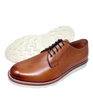 Modern and eye-catching, the LB Comfort “ Newton” leather Derby shoes are designed for those who want to stand out with elegance. Crafted from 100% genuine leather, they feature a sleek finish with a classic lace-up design. The lightweight sole provides excellent flexibility, while the cushioned insole ensures all-day comfort, making them perfect for both smart-casual and semi-formal occasions.